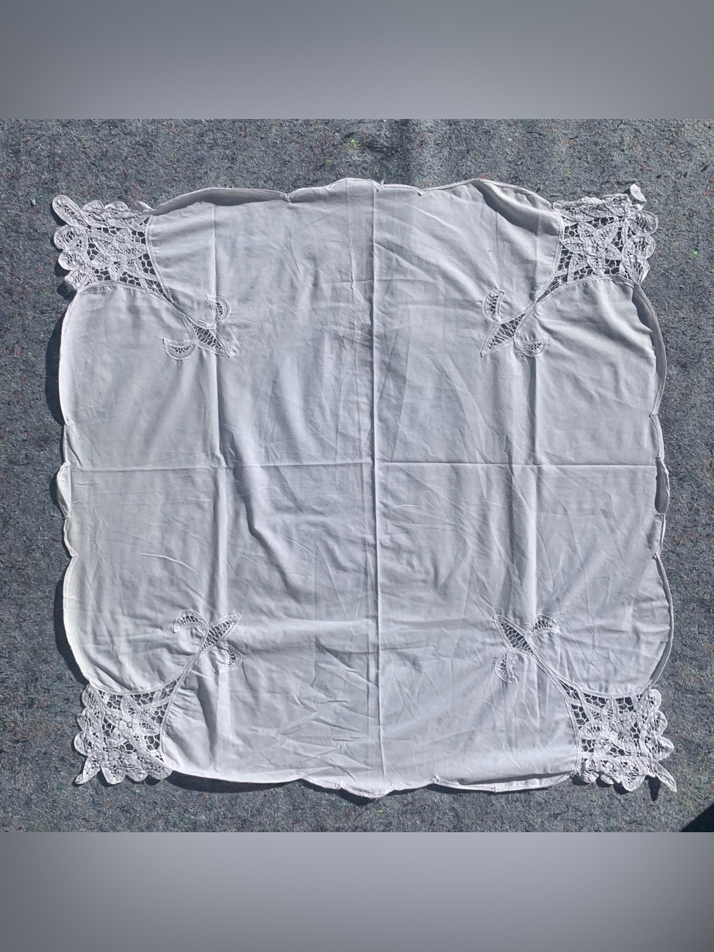 Vintage 80s 90s cottagecore spring vibes white cotton & lace square tablecloth